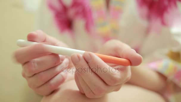 Close-up pada tes kehamilan. Gadis di toilet — Stok Video