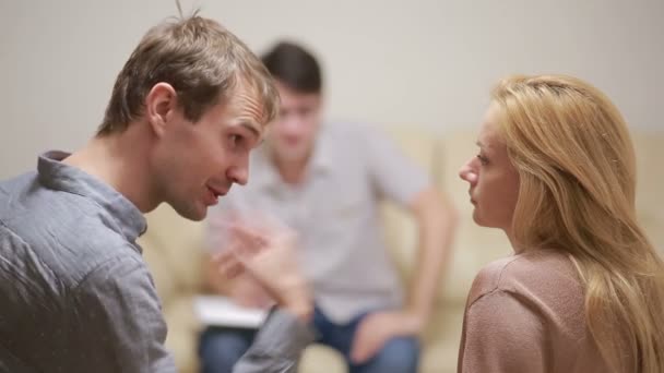 男性心理学家帮助担心对年轻的夫妇。家庭治疗。愤怒的人们 — 图库视频影像