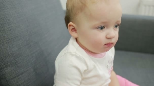 Niña jugando en el sofá en la sala de estar — Vídeos de Stock