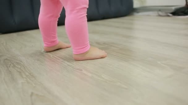 Маленькая девочка ходит босиком в своей гостиной , — стоковое видео