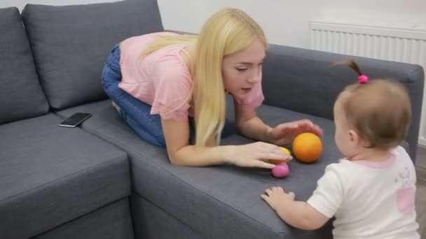 Mère avec bébé jouant sur le canapé — Video