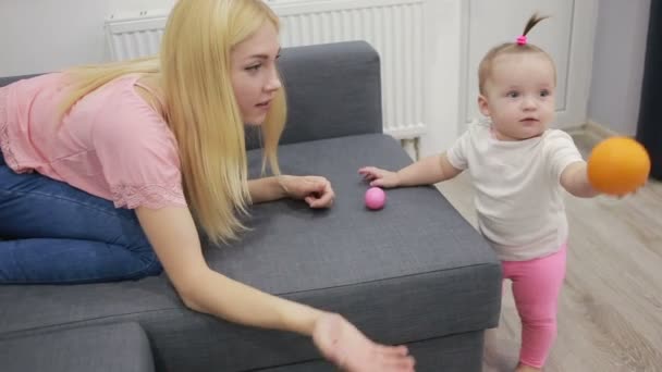 Мати з дитиною грає на дивані — стокове відео