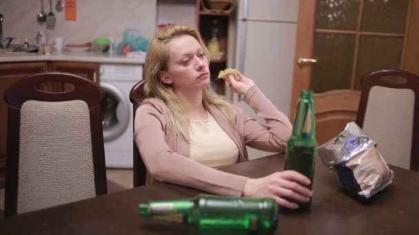 Dépendance alcoolique féminine, femme avec une bouteille dans les mains . — Video