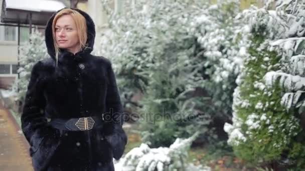 Giovane bella donna in elegante pelliccia di visone su uno sfondo di un parco invernale — Video Stock