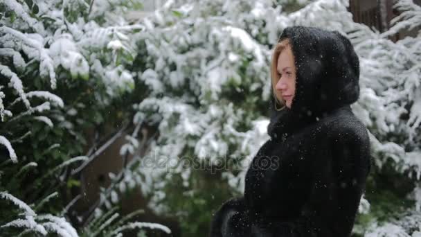 Joven hermosa mujer en abrigo de visón con estilo sobre un fondo de un parque de invierno — Vídeos de Stock