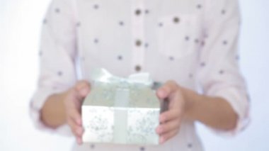 Kız bir hediye kutusunda verir.