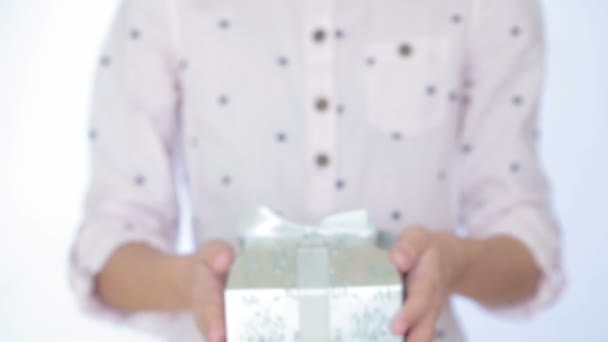 Menina dá um presente na caixa . — Vídeo de Stock