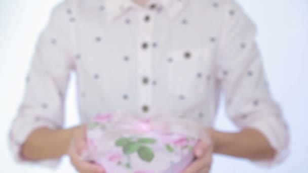 Girl gives a gift in the box. — Stock Video