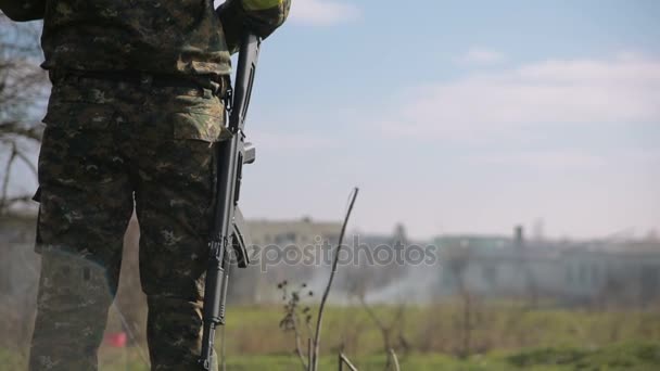 Milities strijden. Mannen in camouflage met kanonnen en airsoft spelen. oorlog — Stockvideo