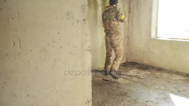 Milities strijden. Mannen in camouflage met kanonnen en airsoft spelen. oorlog — Stockvideo