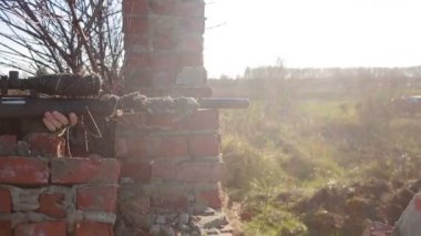 milisler kavga ediyorlar. Silah ve airsoft oyun ile kamuflaj erkeklerde. savaş