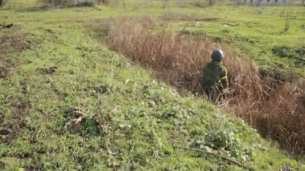 Milities strijden. Mannen in camouflage met kanonnen en airsoft spelen. oorlog — Stockvideo