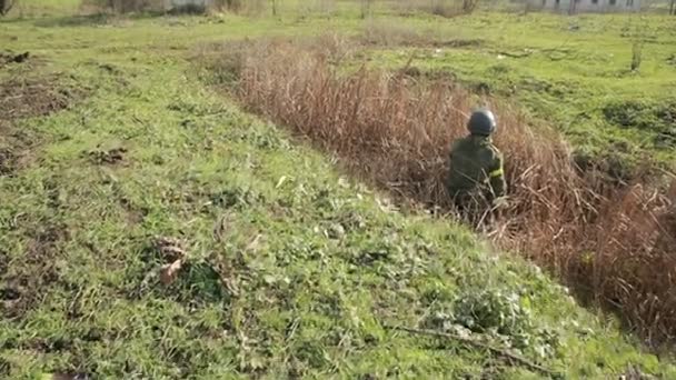 Milisen kämpar. Män i kamouflage med kanoner och spelar airsoft. kriget — Stockvideo