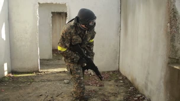 As milícias estão a lutar. Homens em camuflagem com armas e jogando airsoft. guerra — Vídeo de Stock