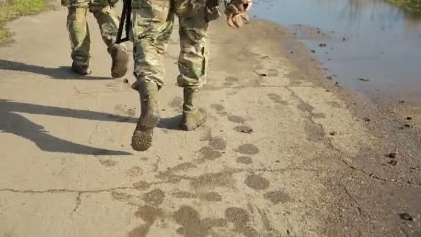 Milisen kämpar. Män i kamouflage med kanoner och spelar airsoft. kriget — Stockvideo