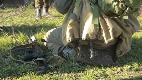 Le milizie stanno combattendo. Uomini in camuffamento con pistole e che giocano a airsoft. guerra — Video Stock