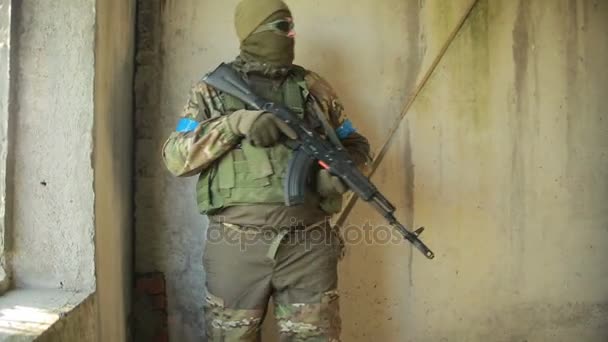 Las milicias están luchando. Hombres en camuflaje con armas y jugando airsoft. guerra — Vídeos de Stock