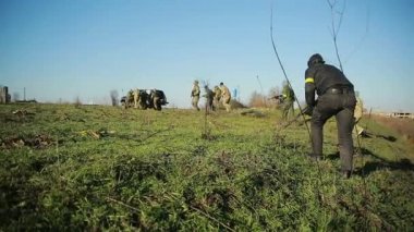 milisler kavga ediyorlar. Silah ve airsoft oyun ile kamuflaj erkeklerde. savaş