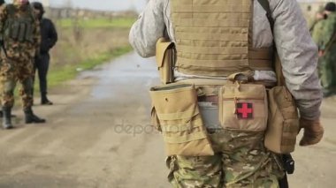 milisler kavga ediyorlar. Silah ve airsoft oyun ile kamuflaj erkeklerde. savaş