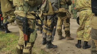 milisler kavga ediyorlar. Silah ve airsoft oyun ile kamuflaj erkeklerde. savaş