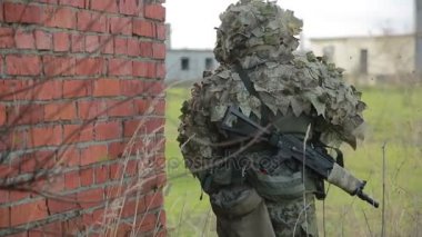 milisler kavga ediyorlar. Silah ve airsoft oyun ile kamuflaj erkeklerde. savaş