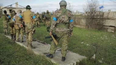 milisler kavga ediyorlar. Silah ve airsoft oyun ile kamuflaj erkeklerde. savaş