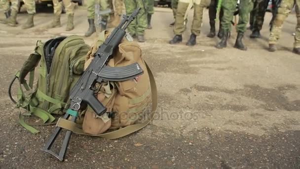 As milícias estão a lutar. Homens em camuflagem com armas e jogando airsoft. guerra — Vídeo de Stock