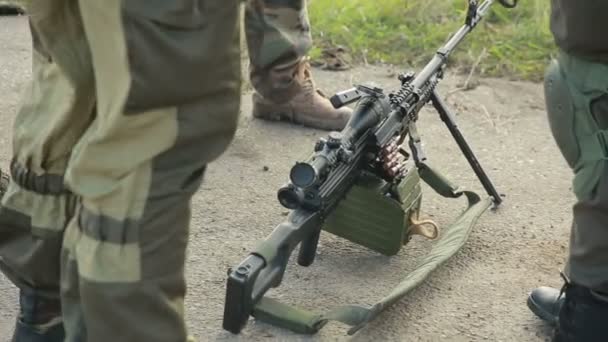 Ополченці воюють. Чоловіки в камуфляжі зі зброєю і грають в ефір. війна — стокове відео