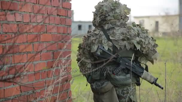 As milícias estão a lutar. Homens em camuflagem com armas e jogando airsoft. guerra — Vídeo de Stock