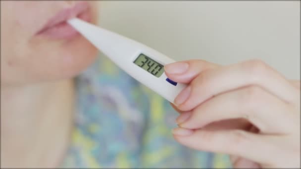 Άρρωστος άρρωστη γυναίκα, με ψηφιακό θερμόμετρο στο στόμα. — Αρχείο Βίντεο