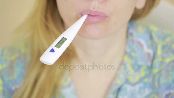 Ziek zieke vrouw met digitale thermometer in mond. 36,6 — Stockvideo