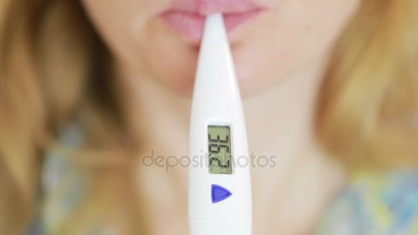 Chory chory kobieta z cyfrowy termometr w usta. — Wideo stockowe