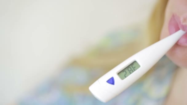 Mujer enferma con termómetro digital en la boca . — Vídeos de Stock
