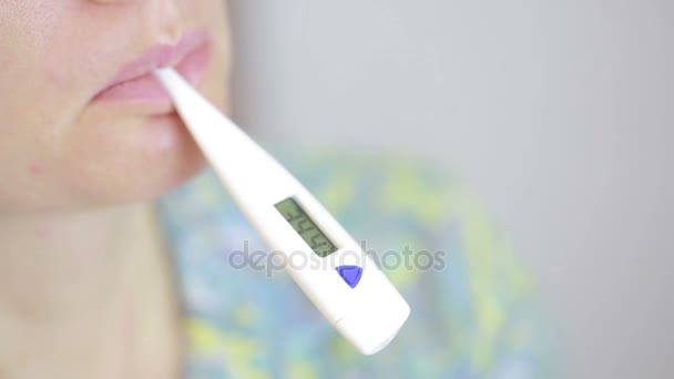 Ziek zieke vrouw met digitale thermometer in mond. — Stockvideo