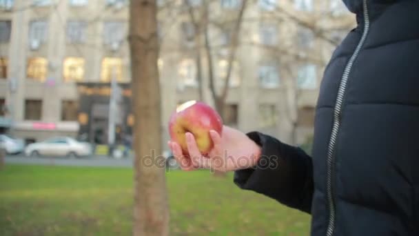 Chica come fruta en la calle — Vídeo de stock