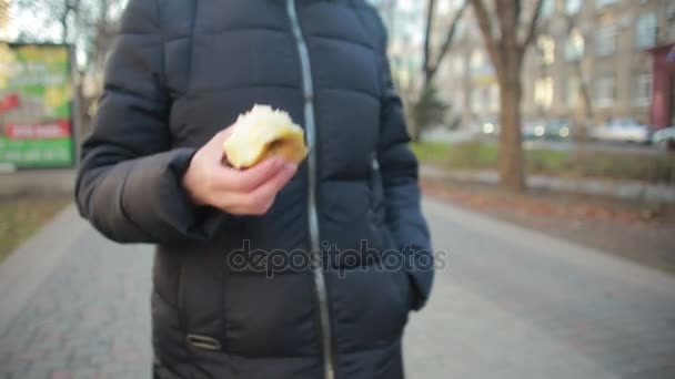 Chica come fruta en la calle — Vídeo de stock