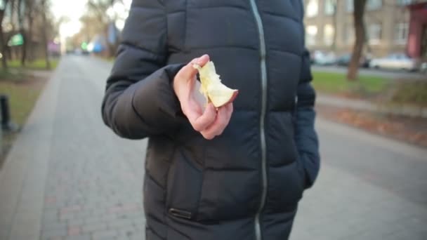 女孩在大街上吃水果 — 图库视频影像