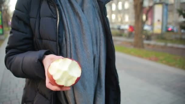 Dziewczyna zjada owoce na ulicy — Wideo stockowe