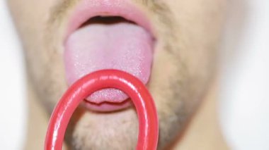 adam yalama lolipop. oral seks simülasyonu. çok üzgünüm hayatım. sakallı adam