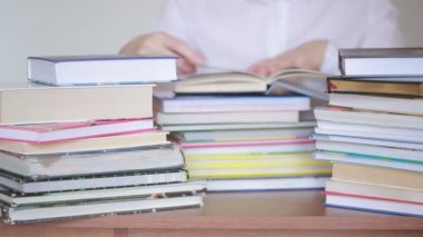 Eğitim okul kavramı. Kitaplar ile üniversite kitaplığında tatlı kız