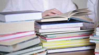 Eğitim okul kavramı. Kitaplar ile üniversite kitaplığında tatlı kız