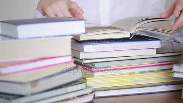 Conceito de escola de educação. Closeup menina feminina na biblioteca da faculdade com livros — Vídeo de Stock