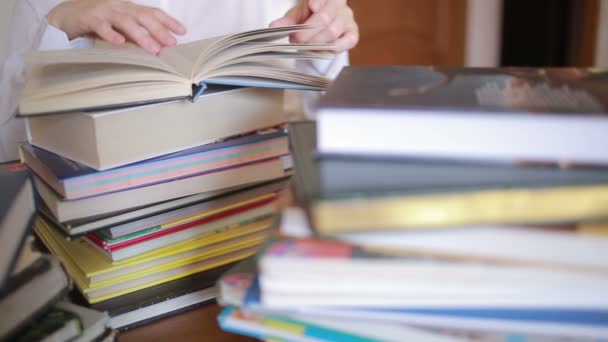 Conceito de escola de educação. Closeup menina feminina na biblioteca da faculdade com livros — Vídeo de Stock