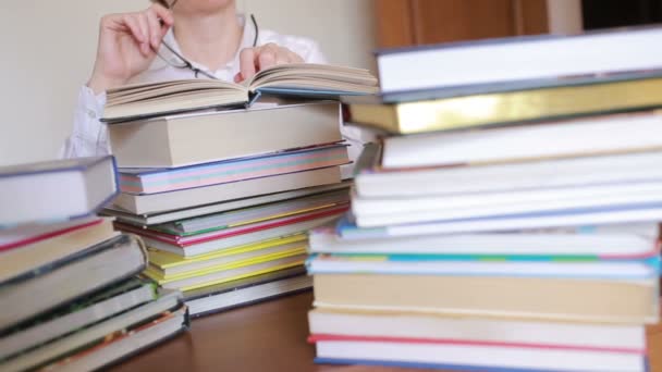 Concepto de escuela educativa. Primer plano chica femenina en la biblioteca de la universidad con libros — Vídeo de stock