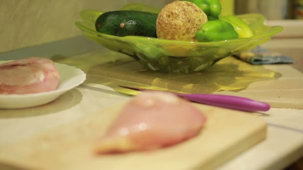 Verduras orgánicas lavadas en tazón en plato de piedra mojada — Vídeos de Stock