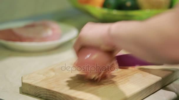 Приготування їжі, різання м'яса птиці — стокове відео