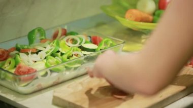 Kızartma için sebze kesme bir bıçakla el