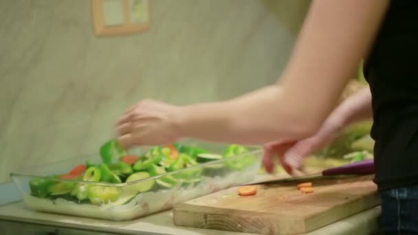 手用小刀切菜油炸食品 — 图库视频影像