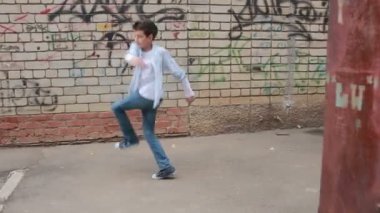 Genç çocuk tuğla duvar arka plan üzerinde dans sokak dans,
