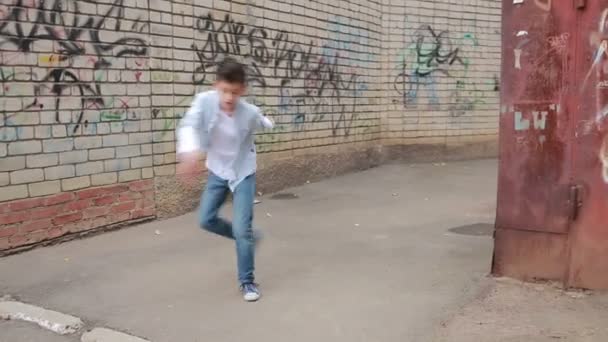 Teen boy danza, street dancing sullo sfondo del muro di mattoni — Video Stock